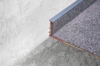 Плинтус для ковролина Korner Listwa графит арт. 108 Плинтус для ковролина Korner Listwa графит арт. 108