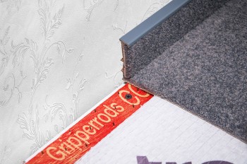 Плинтус для ковролина Korner Listwa графит арт. 108 Плинтус для ковролина Korner Listwa графит арт. 108