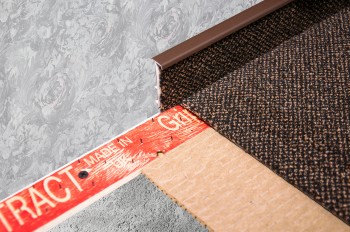 Плинтус для ковролина Korner Listwa темно-коричневый арт. 105 Плинтус для ковролина Korner Listwa темно-коричневый арт. 105