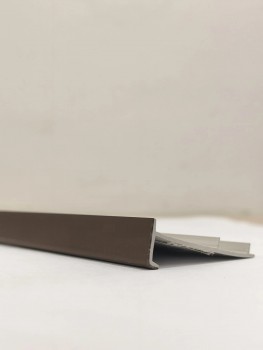 Плинтус для ковролина Korner Listwa темно-коричневый арт. 105 Плинтус для ковролина Korner Listwa темно-коричневый арт. 105